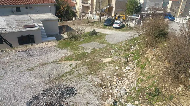 Zum Verkauf steht ein Haus mit großem Grundstück in Dobrota, — photo 18